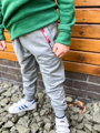 Pohodlné športové tepláky v sivej farbe 