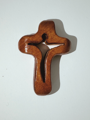 Drevený dubový krížik na šnúrke 7,5x5 cm  odtieň mahagón