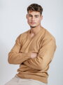 Pánsky elegantný N20 camel sveter s výstrihom do V