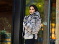 Luxusná dámska bunda z pravej kože a kožušiny s kapucňou – sivá