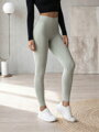 Pohodlné dámske legíny v slabo-zelenej farbe