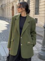 Dámske oversize khaki sako so zlatými gombíkmi a brošňou