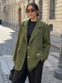 Dámske oversize khaki sako so zlatými gombíkmi a brošňou