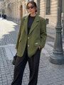Dámske oversize khaki sako so zlatými gombíkmi a brošňou