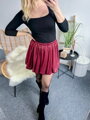 Krásna dámska trblietavá sukňa v bordovej farbe