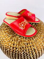 Dámske kožené papuče model 95 - červené s výšivkou kvety