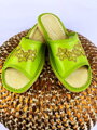 Dámske kožené papuče model 96 - zelené s výšivkou kvety