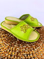 Dámske kožené papuče model 96 - zelené s výšivkou kvety