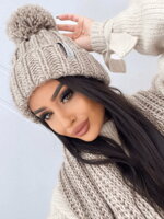 Dámska krémová čiapka s brmbolcom MISS