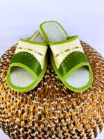 Dámske kožené papuče model 99 - zelené s imitáciou čipky