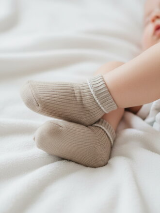 Ponožky s prešitím v hnedej farbe