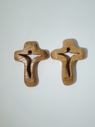 Drevený dubový krížik na šnúrke 7,5x5 cm prírodný lakovaný  