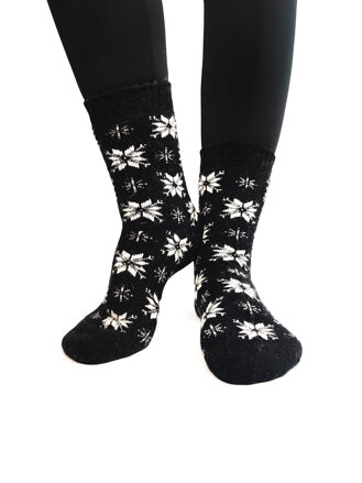 Vlnené termo dámske ponožky v čiernej farbe s bielými vločkami