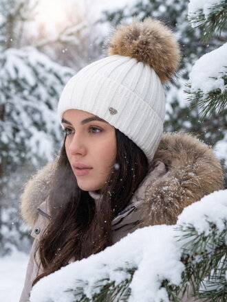 Nádherná dámska čiapka v snehovo-bielej farbe Andrea
