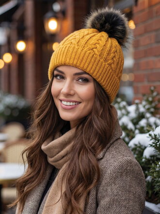 Dámska čiapka ADA s brmbolcom z pravej kožušiny horčicová