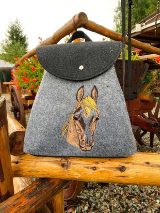 Dámsky batoh s motívom koňa