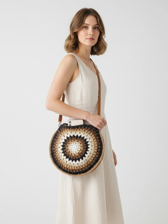 Slamená kabelka v okruhlom tvare 