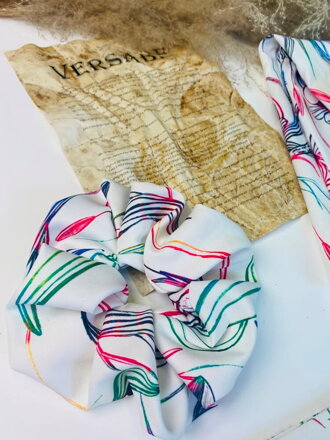 Scrunchie vzorovaná gumička v bielej farbe