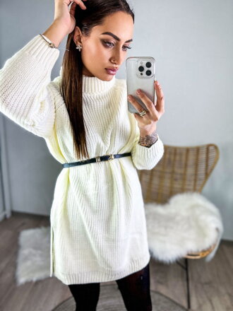 Bílý pletený svetr s rozparkem 
