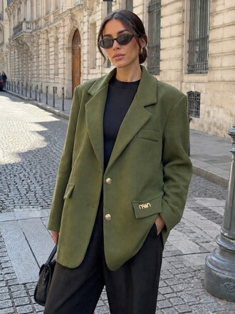 Dámske oversize khaki sako so zlatými gombíkmi a brošňou