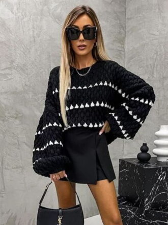 Pohodlný dámsky sveter v čiernej farbe 