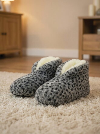 Úžasné papuče z ovčej vlny bodkované model 94
