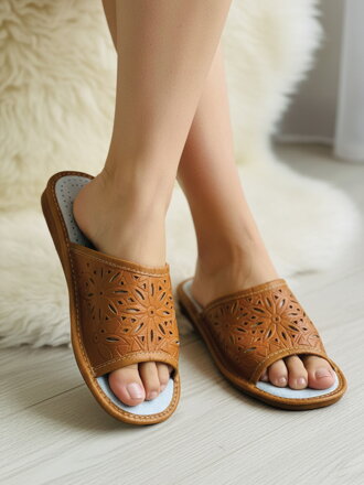 Dámske otvorené papuče hnedé model 102 veľký kvet