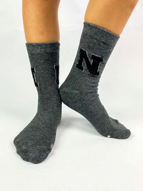 Detské ponožky v sivej farbe s písmenom N