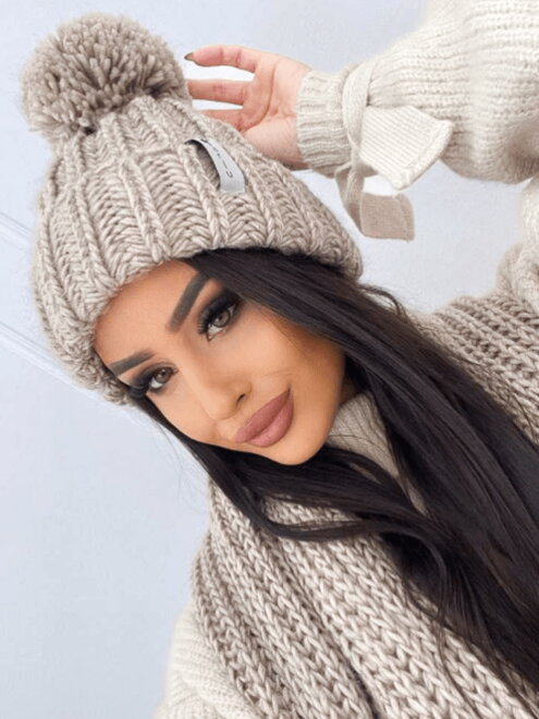 Dámska krémová čiapka s brmbolcom MISS