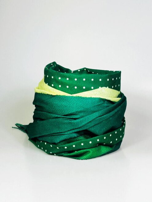Zelená kašmírová šatka s guličkami 