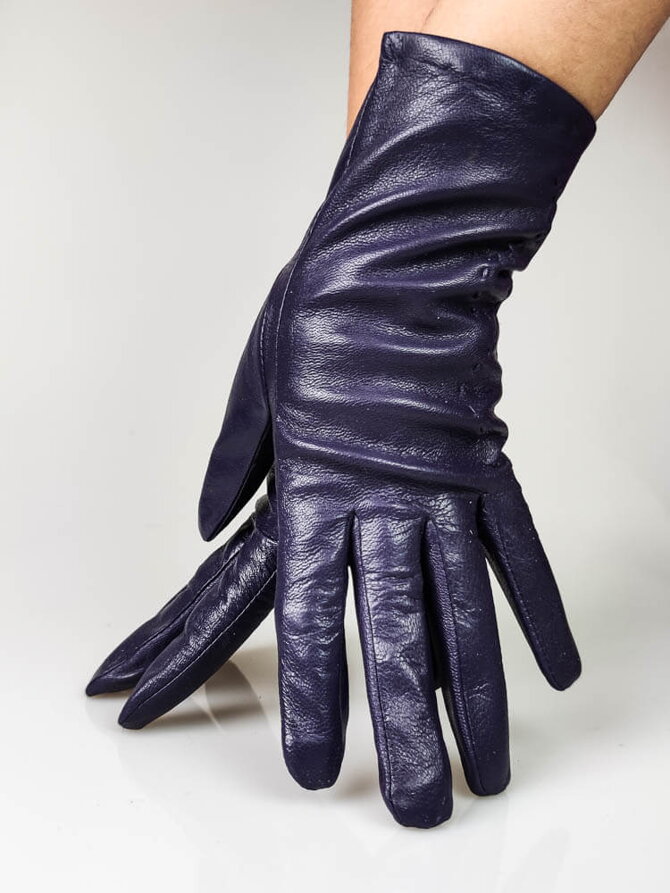 Dámske kožené rukavice v slivkovej farbe