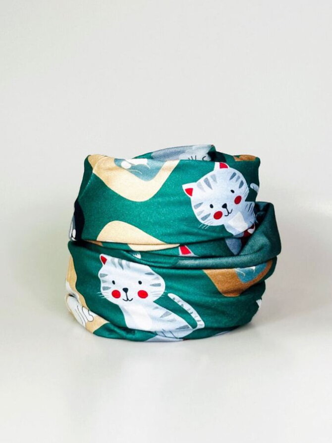 Dámska šatka s mačkami na zelenom podklade 