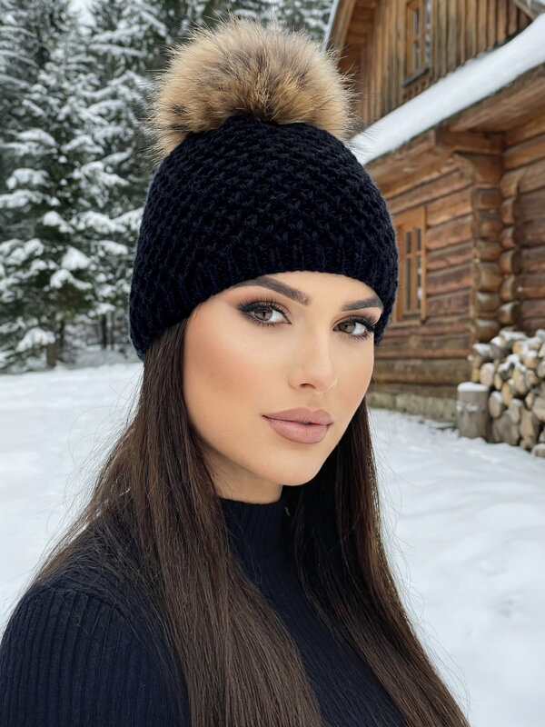 Dámska čiapka zdobená brmbolcom IDA čierna