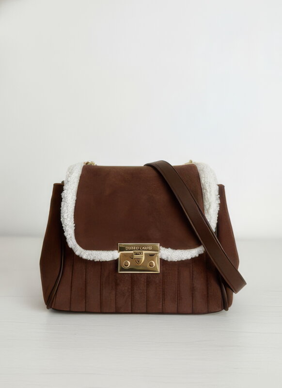 Hnedá kabelka so zlatými detailmi a kožúškom