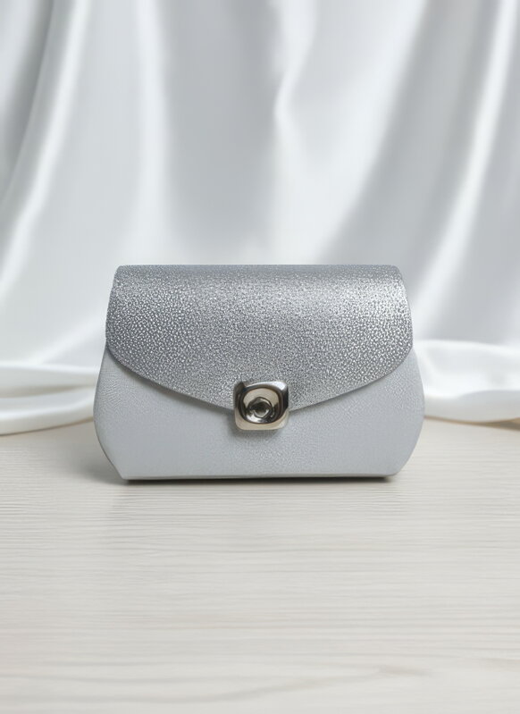 Kabelka k spoločenským šatám strieborná