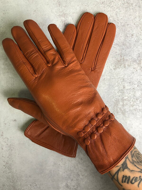 Dámske kožené rukavice hnedé s guličkami