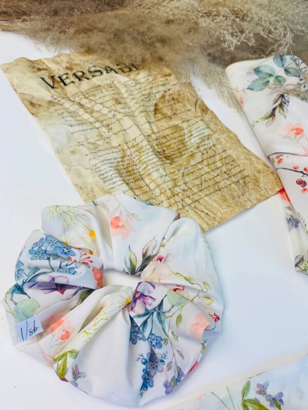 Scrunchie VSB farebná gumka do vlasov  s kvietkami 