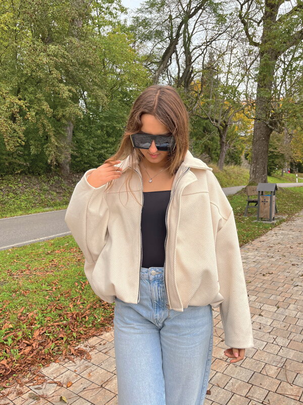 Dámska owersize béžová crop-top bunda Dámska owersize béžová crop-top bunda