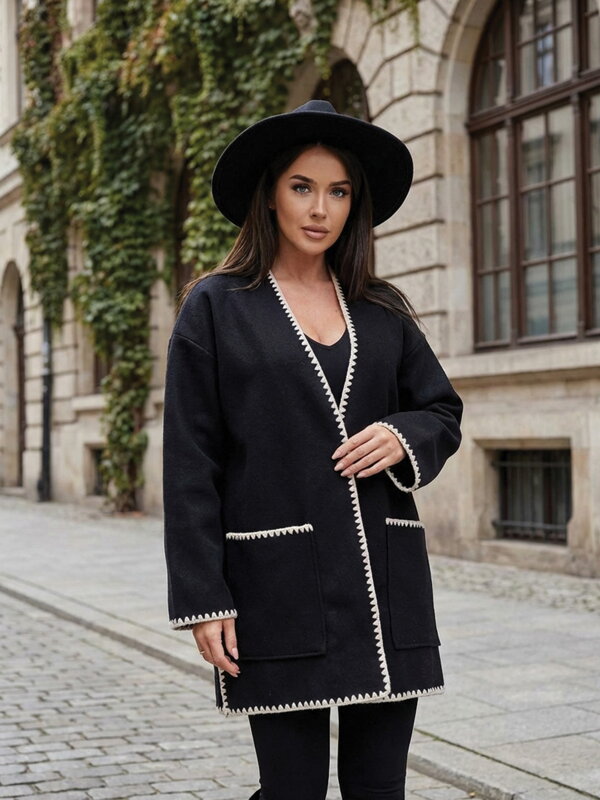 Kabát v zaujímavom strihu v čiernej farbe 86562