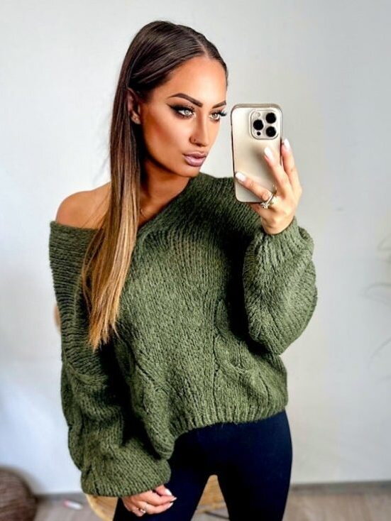 Trendy oversize dámsky sveter v olivovej farbe Trendy oversize dámsky sveter v olivovej farbe