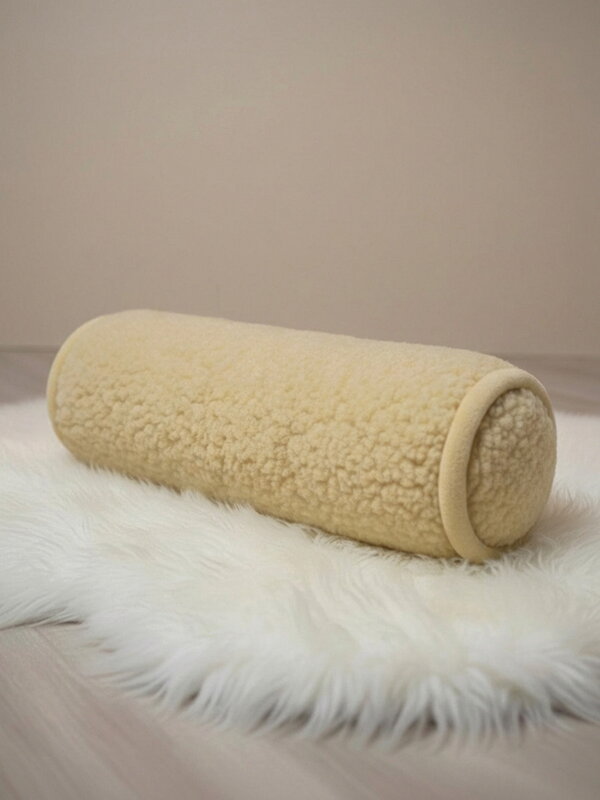 Vankúšik pod hlavu v tvare valca z ovčej vlny 