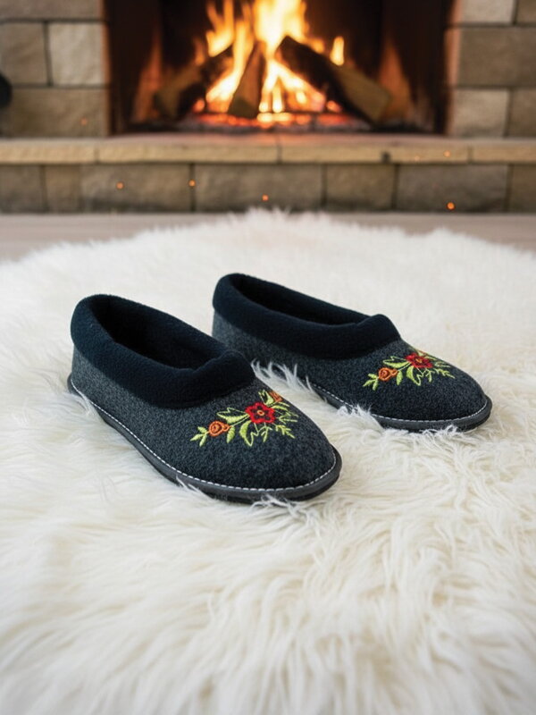 Dámske filcové papuče s kvetinovou výšivkou model 60