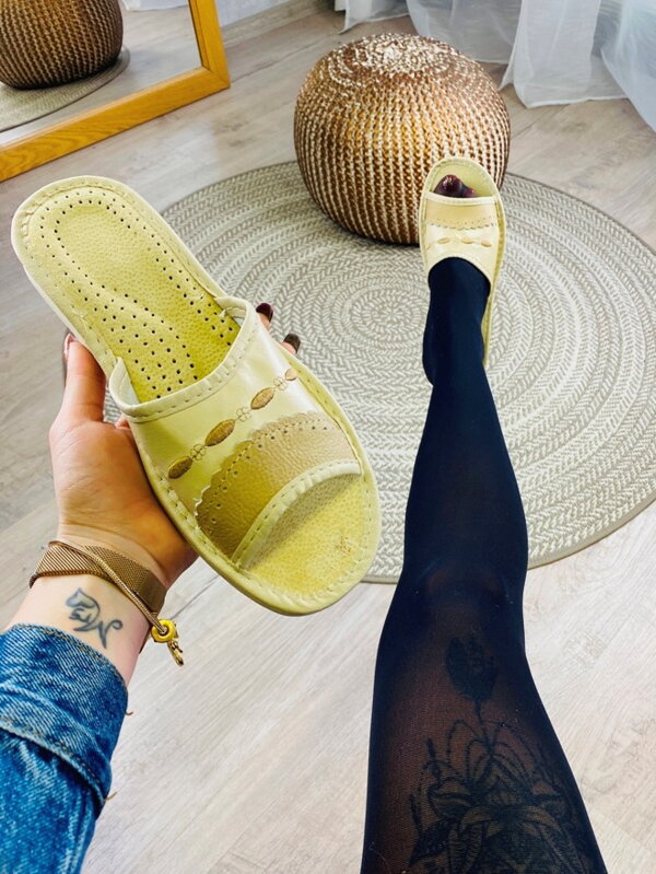 Dámske kožené papuče model 97 - krémové s imitáciou čipky Dámske kožené papuče model 97 - krémové s imitáciou čipky